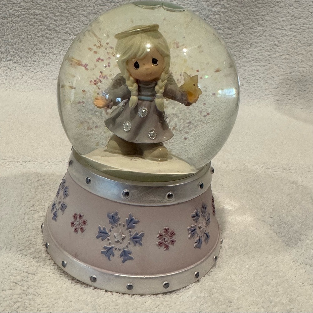 Precious Moments “Hark The Herald Angels Sing” snow globe